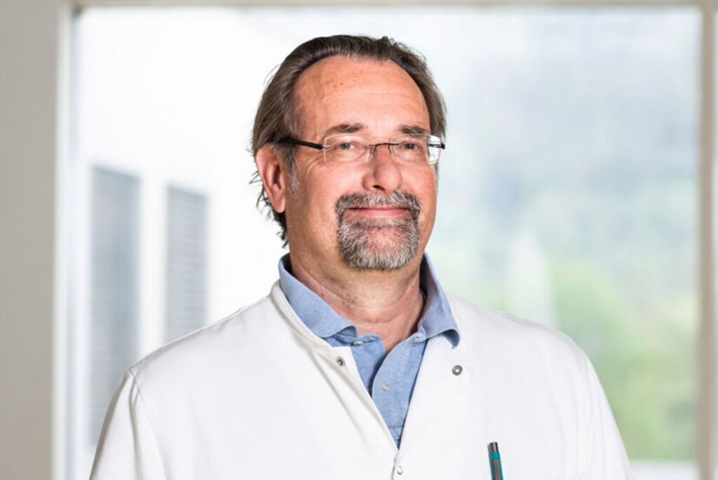 Prim. Univ. Doz. Dr. Alexander De Vries; Chefarzt im LKH Feldkirch – Geschäftsbericht LKH 2023 Prim. Univ. Doz. Dr. Alexander De Vries; Chefarzt im LKH Feldkirch – Geschäftsbericht LKH 2023