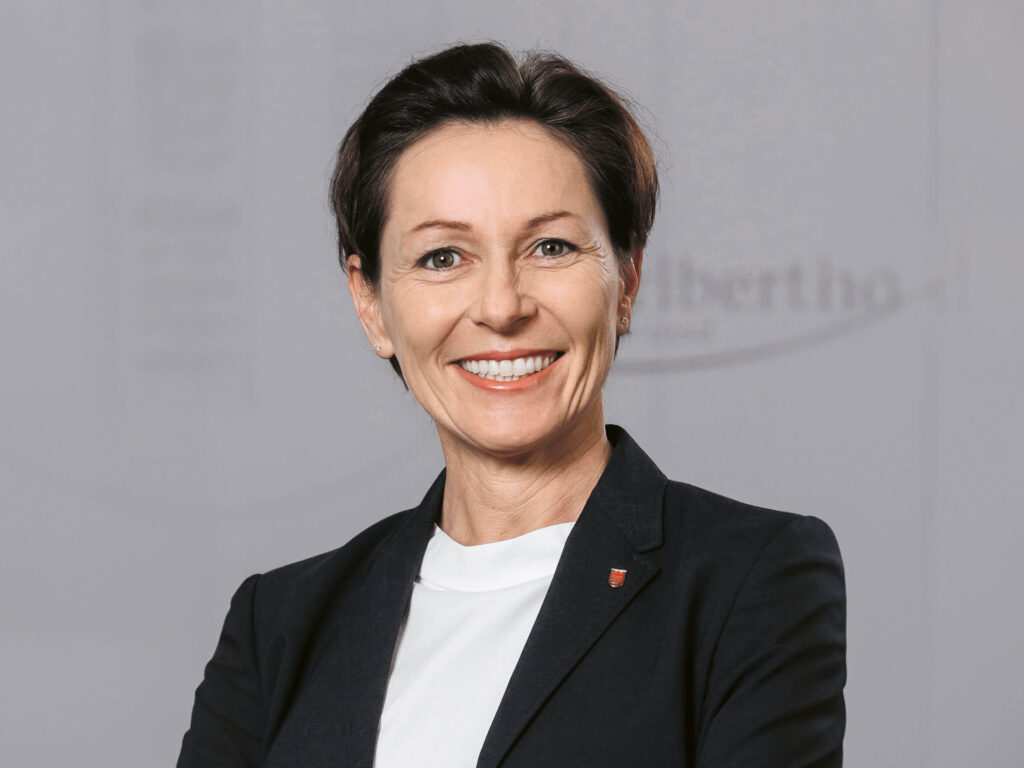 Martina Rüscher, MBA, MSc; Landesrätin Gesundheit und Sport – Geschäftsbericht LKH 2024 Martina Rüscher, MBA, MSc; Landesrätin Gesundheit und Sport – Geschäftsbericht LKH 2024