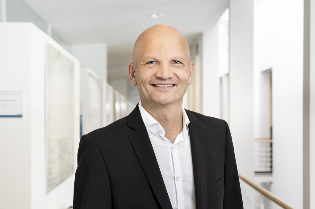 Mag. Josef Bayr, Leiter Finanzen und Beteiligungen – Geschäftsbericht LKH 2023 Mag. Josef Bayr, Leiter Finanzen und Beteiligungen – Geschäftsbericht LKH 2023