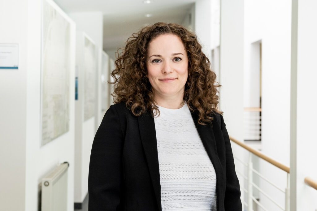 Mag.a Fabienne Neher, Leiterin der Abteilung Recht und Revision – Geschäftsbericht LKH 2023 Mag.a Fabienne Neher, Leiterin der Abteilung Recht und Revision – Geschäftsbericht LKH 2023