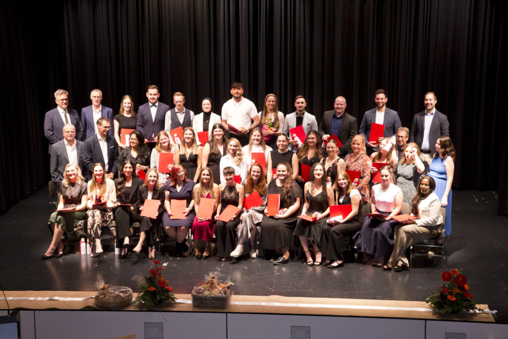 Absolvent:innen Pflegeschule Vorarlberg – LKH Geschäftsbericht 2024