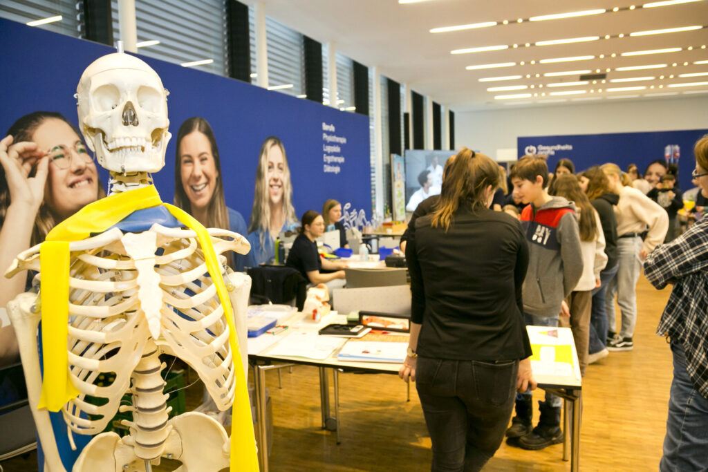 Feldkirch am 19.12.2025 LKH Landeskrankenhaus, Infotage fuer Gesundheitsprofis, Die Arbeit am Menschen zeigt sich in vielfältigen Formen und ganz unterschiedlichen Bereichen. Um die breite Palette an Gesundheitsberufen übersichtlich und gleichrangig vor